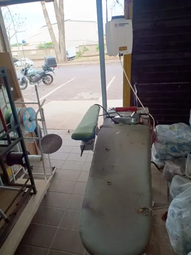 Mesa de passar roupa com reservatório