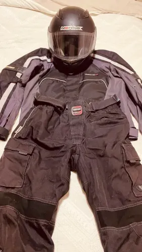 Jaqueta calca e capacete conjunto motociclista roupa motociclista motoqueiro