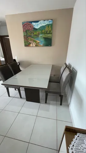 Vende-se Mesa com 4 cadeiras