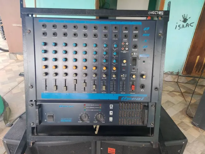Mesa de som com potência e duas caixas