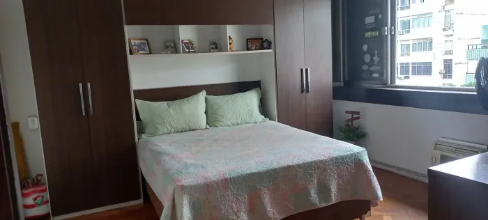 Vendo armário MDF 4 portas com maleiro, e espaço para embutir cama casal ou queen.