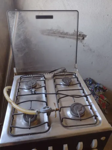Fogão 4 bocas conservado funcionando normal forno muito bom não precisa esqueiro