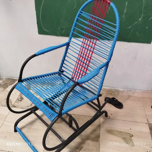 Vende uma cadeira de balanço de duas cores de macarrão nova 