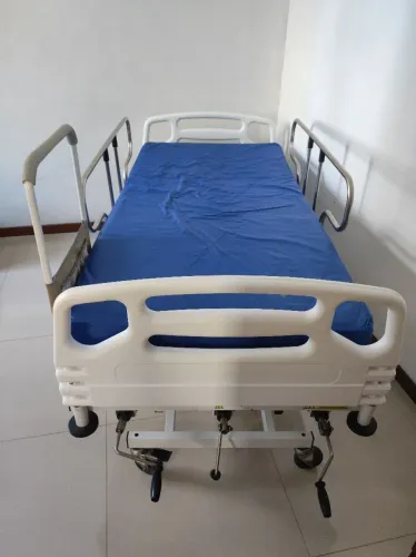 Cama hospitalar com 3 manivelas e com pouco uso.