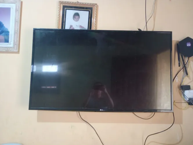 TV LG 42 polegadas ela tá com a tela queimada. Ela ligar mais entra com uma parte queima