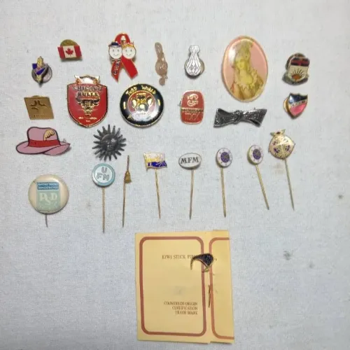 Broches, pins, fivelas e miudezas