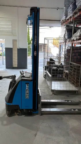 Empilhadeira Elétrica Tracionária PT1635 Carga 1600 kg Elevação 3500 mm Elétrica