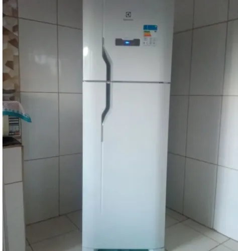 Doace uma geladeira pra quem precisa so precisa pagar o frete nao consigo entregar