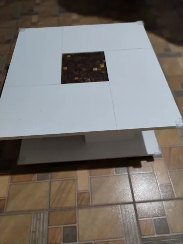 Mesinha com rodinhas de madeira maciça  em ótimo estado tamanho 80x80 
