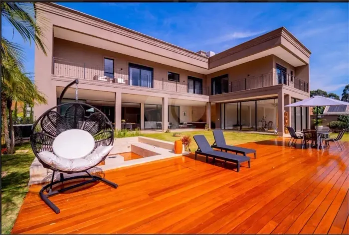 Casa com piscina mobiliada em condomínio fechado Alphaville 1.960 metros quadrados 5 suíte