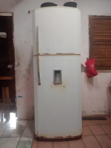 Vende geladeira 1.000 reais 