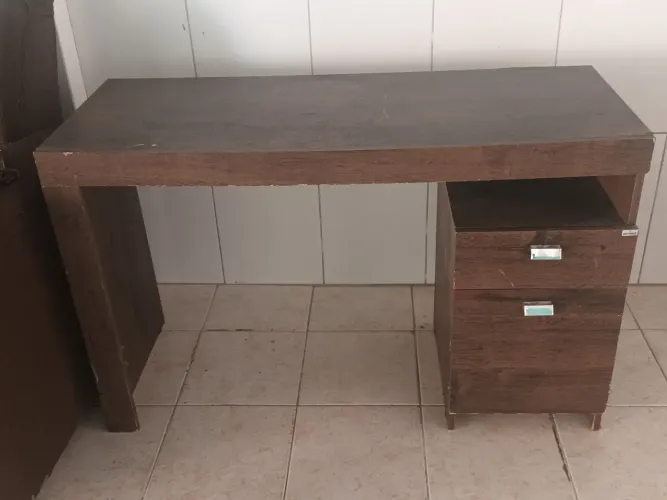 Escrivaninha bem conservada
