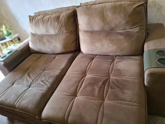 Vendo sofá retrátil muito confortável e conservado, preço na loja 5.000 estou pedindo1.500