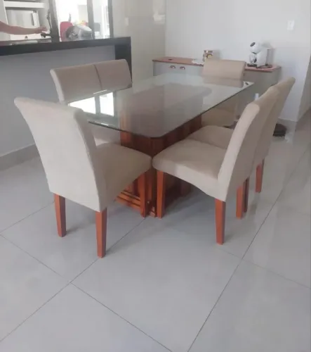 Conjunto de Mesa em vidro com 6 Cadeiras em madeira Maciça