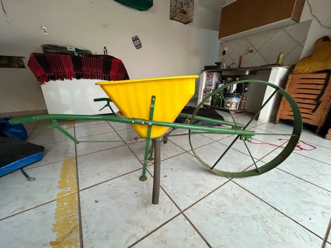 Adubadeira manual carrinho 