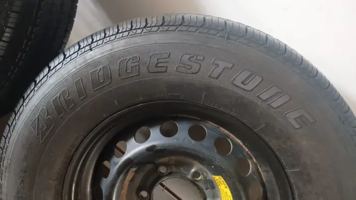 Vende-se Cinco Rodas e Pneus 245/70 R16 Montadas P/Caminhonetes