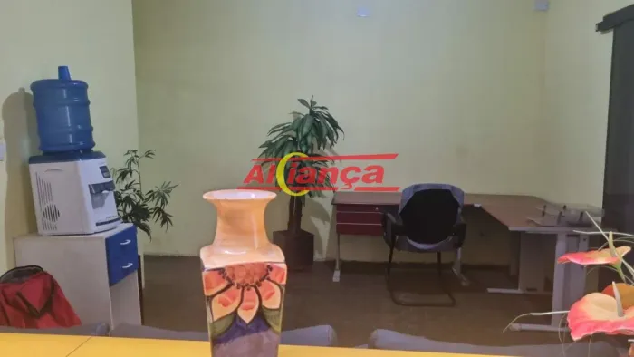 **Oportunidade Única: Sobrado Comercial no Jardim Moreira - Guarulhos**
