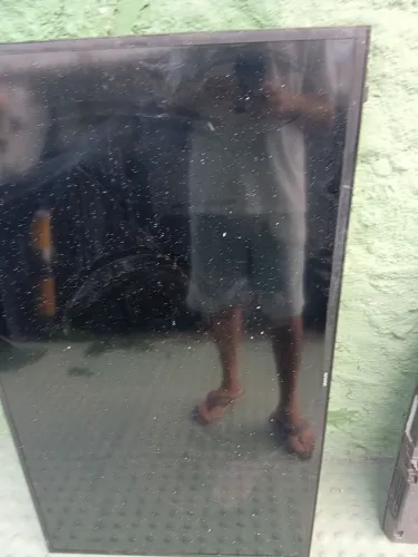 Tv Samsung 49 , com a tela quebrada mas com som. Pra quem conserta.