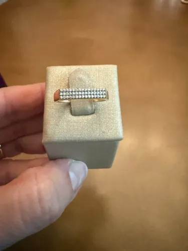 Anel Ouro 18k, cravejado em zircônia. Numeração 17, peso 2.0 gramas.