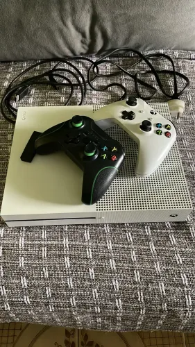 Xbox one S, acompanha dois controles, um original funcionando com pilha e outro paralelo.