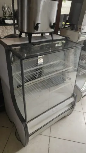 Balcão Expositor Gelado/Frio ? contendo quase 1M perfeito para tortas e doces***