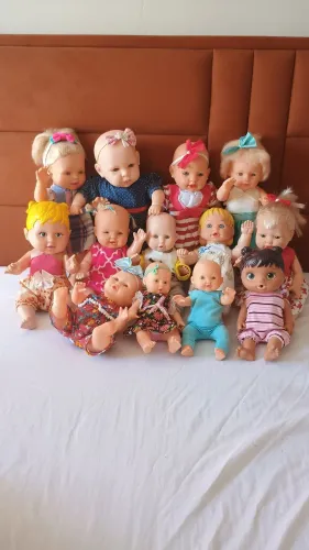 Lotão com várias bonecas para restauro