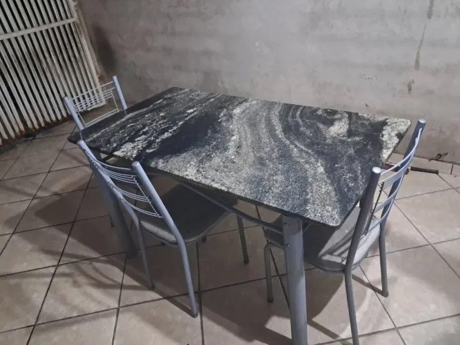Mesa com quatro cadeiras