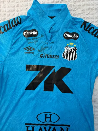 Camisas autênticas modelo jogador assinadas 