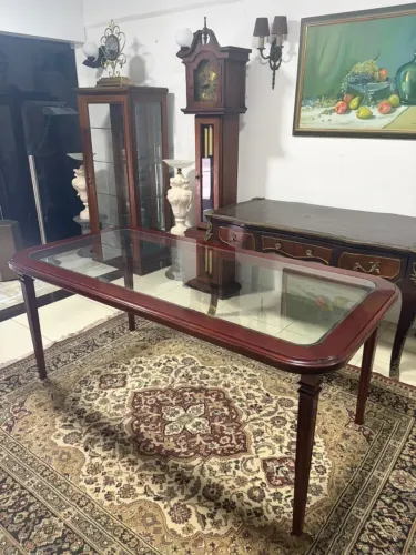 Antiga Mesa De Jantar de Madeira, com tampo de vidro e pés Luís XVI