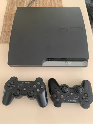 Vendo PS3 por R$550 com dois controles originais