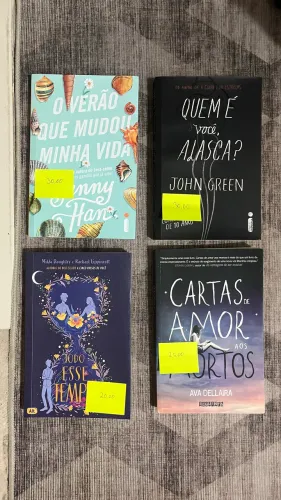 Livros: O verão que mudou minha vida; Quem é você Alaska?; Biblioteca da meia-noite; etc