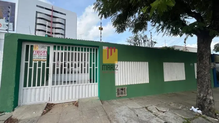 Casa de 4 quartos com suíte e 3 salas para locação no Farol, Maceió-AL: 270 m² e 2 vagas d