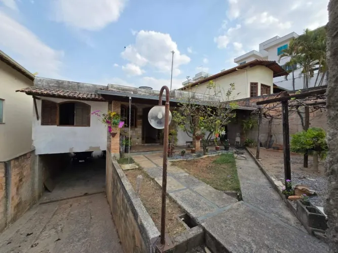 Casa exclusiva à venda no Planalto, em Belo Horizonte, com 3 quartos e amplo terreno