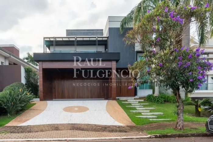 Casa para locação em condomínio com 05 suítes.