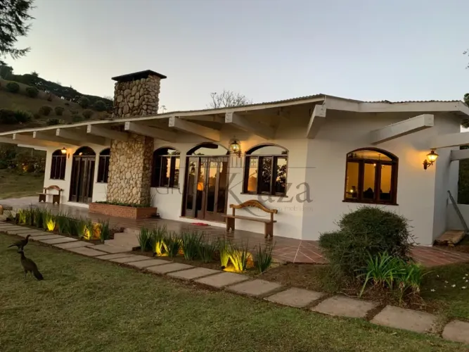 Casa em Condomínio - Campos do Jordão - Condomínio Pedra do Fogo - 5 Dormitórios - 266m².