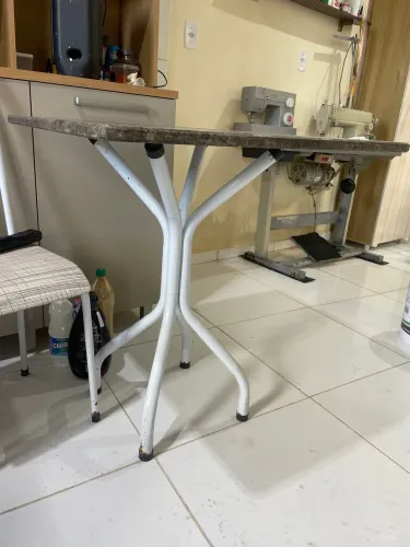 Mesa mármore quatro cadeiras