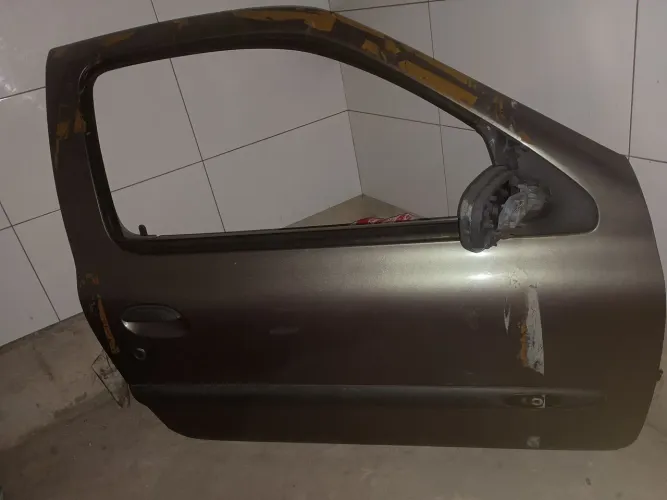 Porta dianteira direita Renault Clio 2 portas 2005