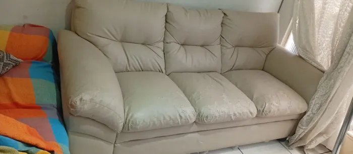 Sofá 2 e 3 lugares courino seminovos