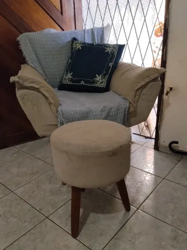Poltrona de amamentação e puff