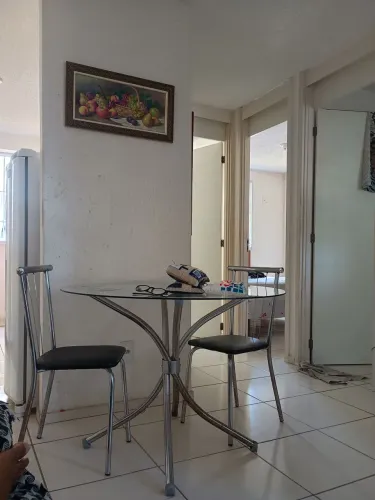 Mesa c/ tampo de vidro e 02 cadeiras.
