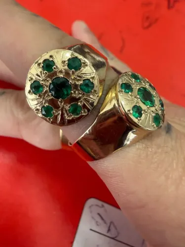 Anel Esmeralda de ouro 5.48g 18k procedência garantia eterna