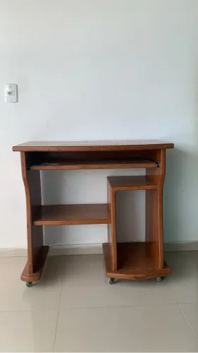 Escrivaninha de madeira
