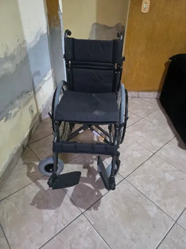 Cadeira de rodas bobravel junto com cadeira de banho e colchão pneumático tudo da dellam