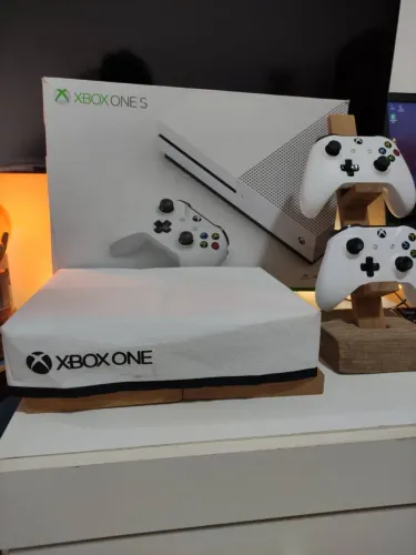 Xbox ONE S (1TB) + 2 controles