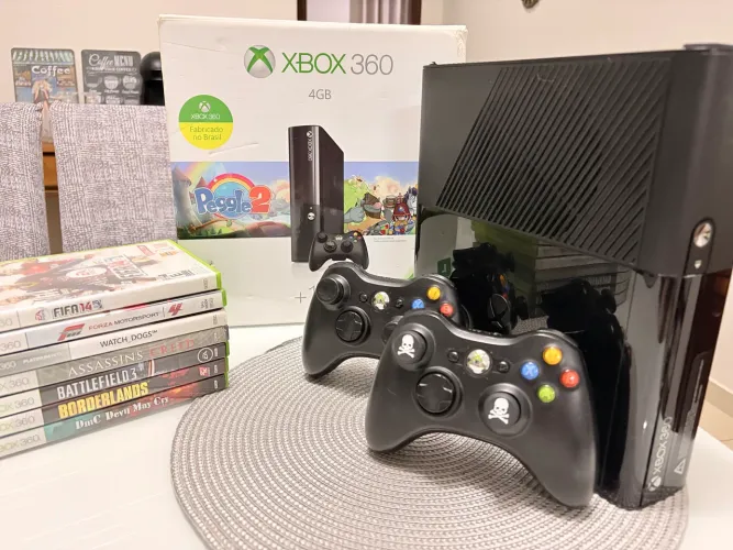 Xbox 360 Slim 4GB ? Completo + 2 Controles + Jogos