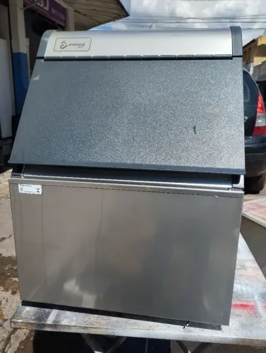 Máquina de gelo Everest 50 kg semi nova 