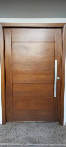 Porta maciça com batente e puxador