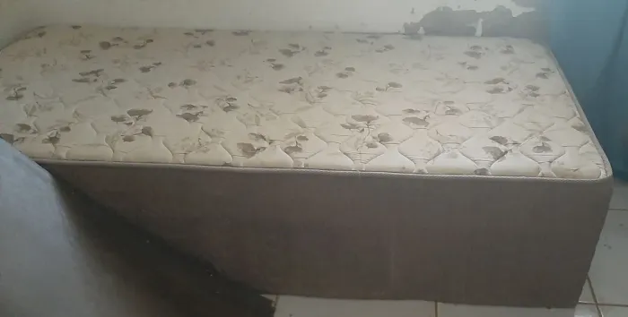 Vendo uma Cama Box Solteiro