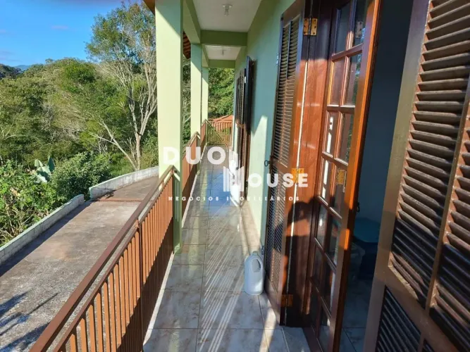 Chácara com 1.144 m² de terreno e residência ampla em Santo Antônio do Pinhal