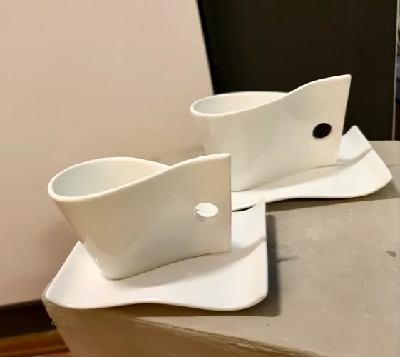 Duo de Xícaras com Pires em Porcelana Branca - Design Escultórico